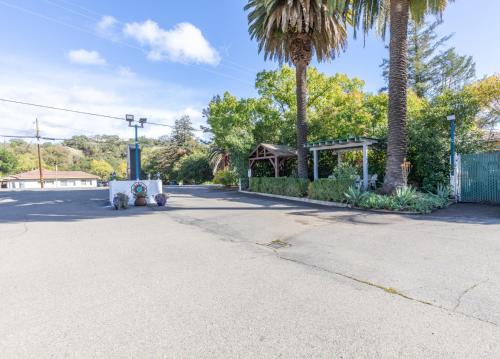 Vineyard Valley Inn - image 11
