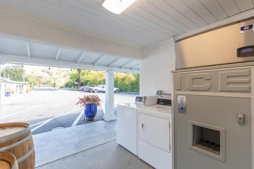 Vineyard Valley Inn - image 14