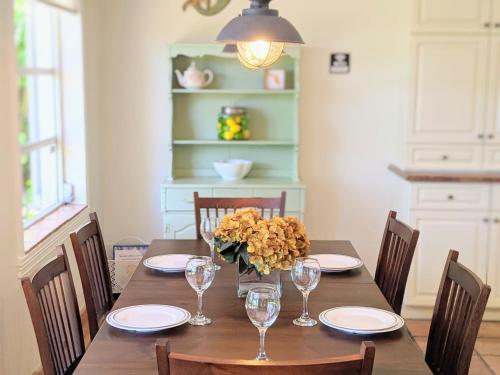 Spanish Style- Heated Saltwater Pool/grill, Min to Beach & Atlantic in Delray Beach, USA