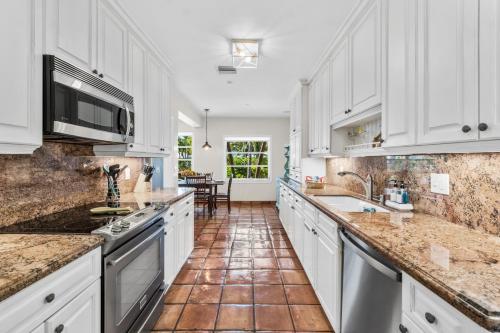 Spanish Style- Heated Saltwater Pool/grill, Min to Beach & Atlantic in Delray Beach, USA