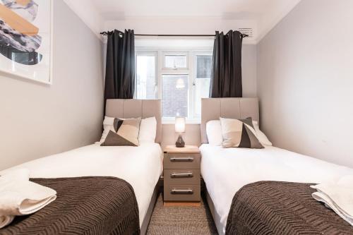 BEST PRICE! Perfect Gunwharf Accommodation - 5 single beds or Kingsize FREE PARKING