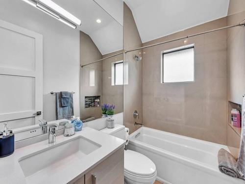 STUNNING LUXURY MODERN NEWLY BUILT HOME 4 BEDROOMS