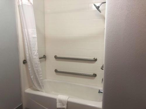 Queen Room with Two Queen Beds and Bath Tub - Disability Access