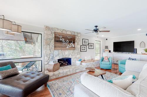 Powell Lake House in Spicewood, USA