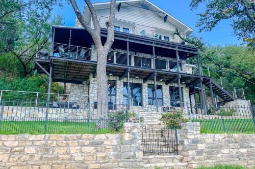 Powell Lake House in Spicewood, USA