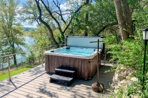 Powell Lake House in Spicewood, USA