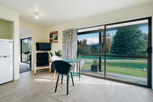 Bruser, Glendhu Station Cottage - Glendhu Bay Holiday Home in Glendhu Bay