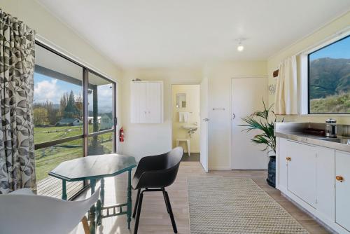 Bruser, Glendhu Station Cottage - Glendhu Bay Holiday Home in Glendhu Bay