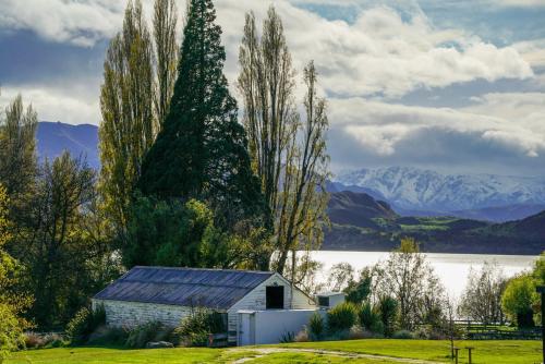 Bruser, Glendhu Station Cottage - Glendhu Bay Holiday Home in Glendhu Bay