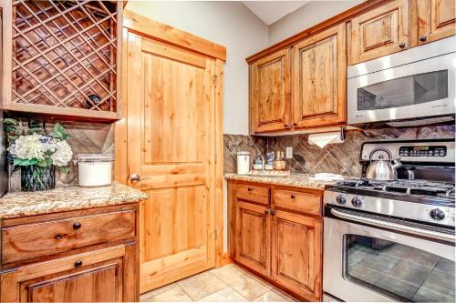 Classy and Comfortable Condo in Bear Hollow