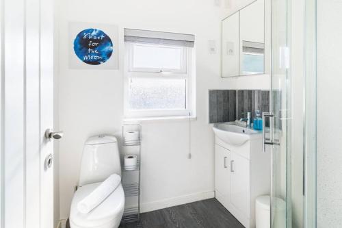 Long Stays for Contractors and Insurance Stays - Modern 6 Bedroom House- 9 Beds 3 Bathrooms & Drive by Birmingham Contractor Stays - image 3
