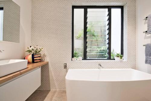 BRON455B - Bronte Beach House with Ocean Views - image 11