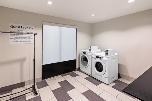 Holiday Inn Express Lakeway - image 5