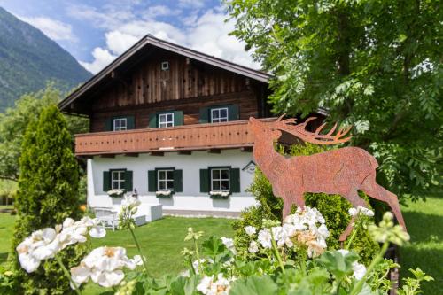  Forest Chalet, secluded location, 1,000 sqm garden, mountainview, panorama sauna, whirlpool, BBQ&bikes&sunbeds for free, up to 10 p, Pension in Golling an der Salzach