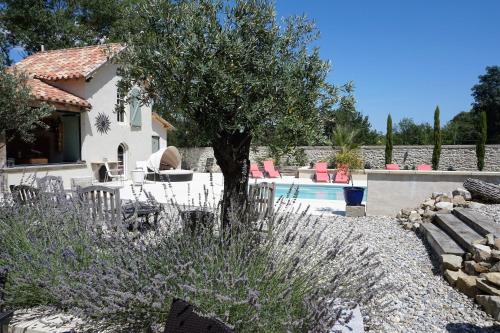 Peldbaseins, Le Clos des Troubadours in Pennautier