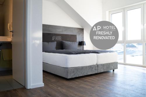 1 queen bed, 1 sofa bed