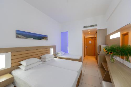 Vrissaki Beach Hotel - image 8