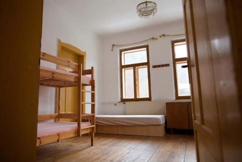 3 twin beds, 2 bunk beds