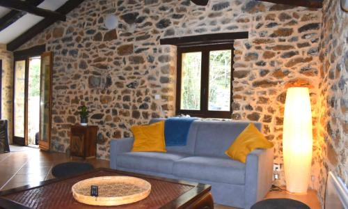 Maison de charme 3 étoiles dans les Cévennes avec terrasse et piscine privée (Maison de charme 3 etoiles dans les Cevennes avec terrasse et piscine privee) in Cros