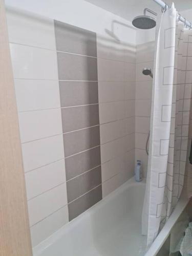 מרחק נגיעה בתקווה in Petah Tikva