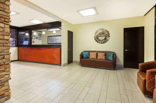 Howard Johnson by Wyndham Arlington Ballpark / Six Flags in Arlington, USA