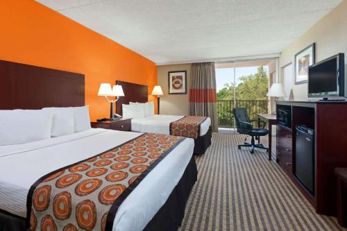 Howard Johnson by Wyndham Arlington Ballpark / Six Flags in Arlington, USA