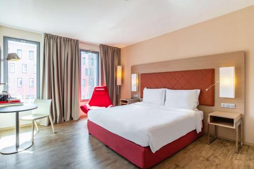 1 queen bed, 2 twin beds