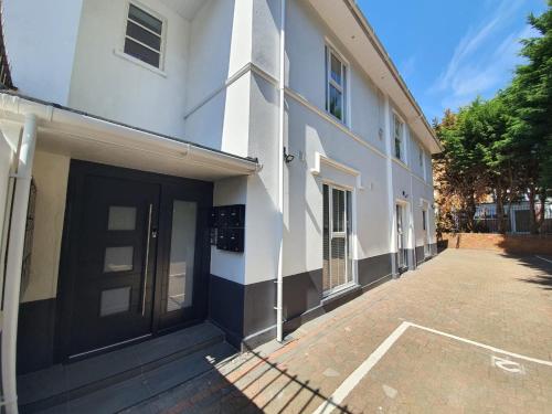 Town Centre Studio Apartment Close to Beach