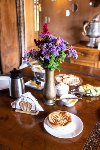 Omar Khayam HouseBoat Retreat Srinagar