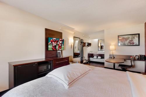 Premium King Room Smoke Free (Upgraded Bedding & Snack)