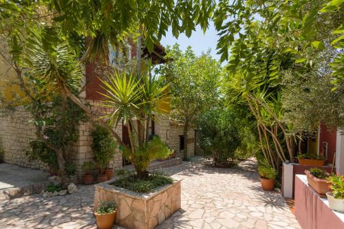  Garden of Eden in Kalamaki