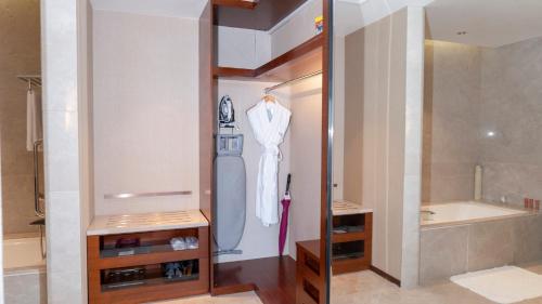 328348523 Crowne Plaza Wuxi Taihu by IHG