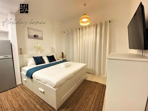 Mira Holiday Homes - New studio in Town Square - Gym & Pool