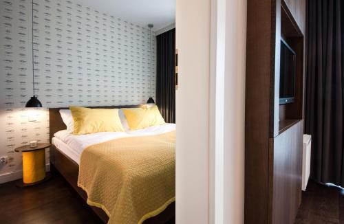 One-Bedroom Apartment with Sofa Bed image 9