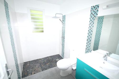 ห้องน้ำ, Villa moderne au Diamant avec piscine privée (Villa moderne au Diamant avec piscine privee) in เลอ ยามัน