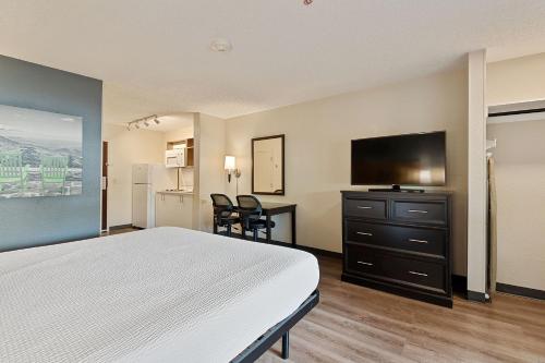 Studio with 1 King Bed - Non-Smoking image 10