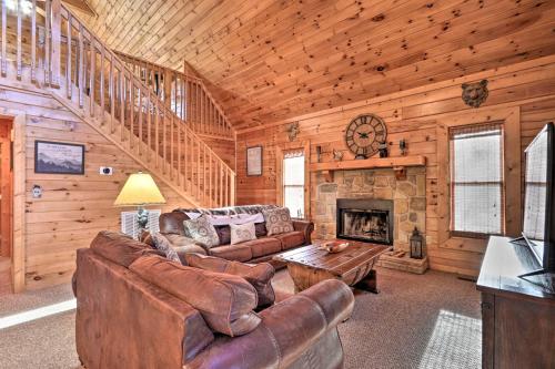 Sevierville Cabin with Lake Access and Private Hot Tub in Sevierville, USA