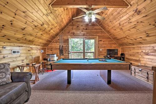 Sevierville Cabin with Lake Access and Private Hot Tub in Sevierville, USA