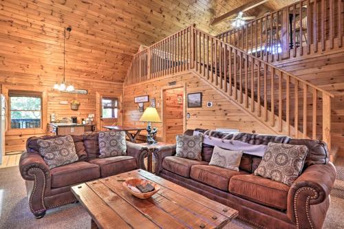 Sevierville Cabin with Lake Access and Private Hot Tub in Sevierville, USA