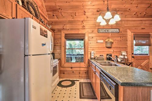 Sevierville Cabin with Lake Access and Private Hot Tub in Sevierville, USA