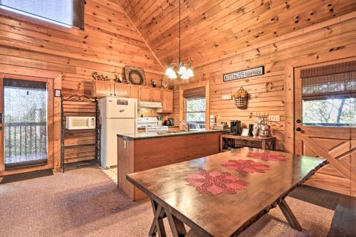 Sevierville Cabin with Lake Access and Private Hot Tub in Sevierville, USA