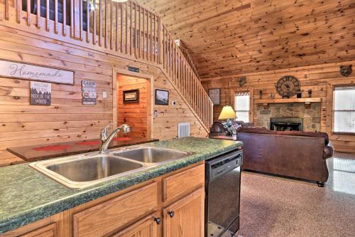 Sevierville Cabin with Lake Access and Private Hot Tub in Sevierville, USA