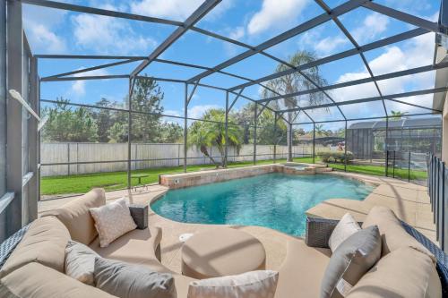Stunning 6BR Home - Private Pool, Hot Tub, Theater & more, mins from Disney!