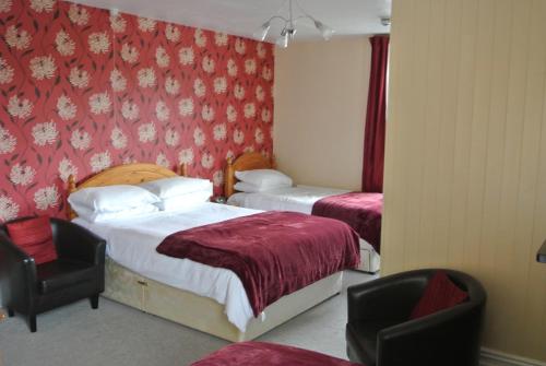 1 double bed, 2 twin beds