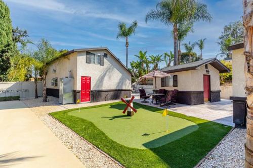 PRIVATE PICKLEBALL, POOL AND PALMS RESORT in Corona, USA