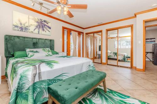 PRIVATE PICKLEBALL, POOL AND PALMS RESORT in Corona, USA