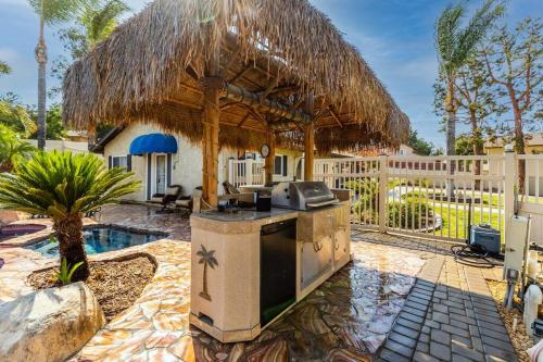 PRIVATE PICKLEBALL, POOL AND PALMS RESORT in Corona, USA