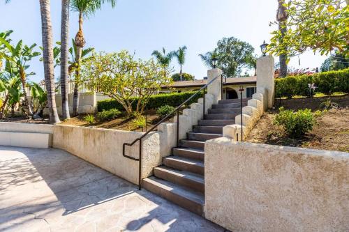 PRIVATE PICKLEBALL, POOL AND PALMS RESORT in Corona, USA