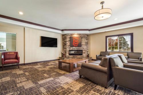 Red Roof Inn & Suites Omaha - Council Bluffs