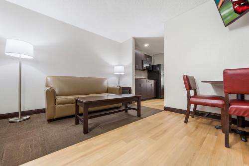 Red Roof Inn & Suites Omaha - Council Bluffs